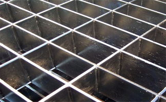 镀锌钢格板就是钢格板生产出来后要进行防锈处理